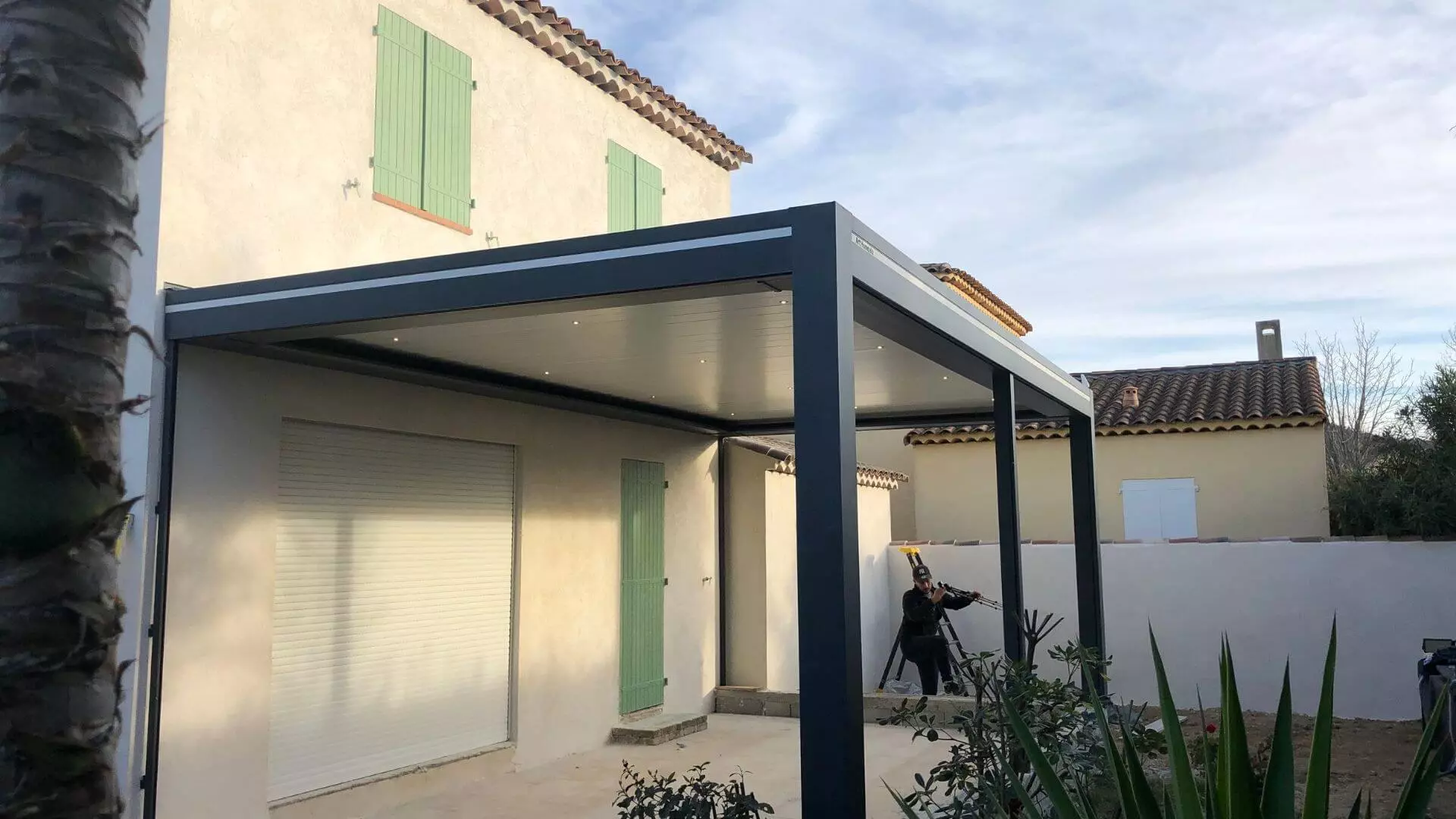 F2J Sur Mesure Saint-Cyr-sur-Mer Pergolas Bioclimatiques Fenêtres Alu PVC Baie vitrée volet roulant store portail porte de garage automatisme vitrerie Vérandas Serrurerie Dépannage