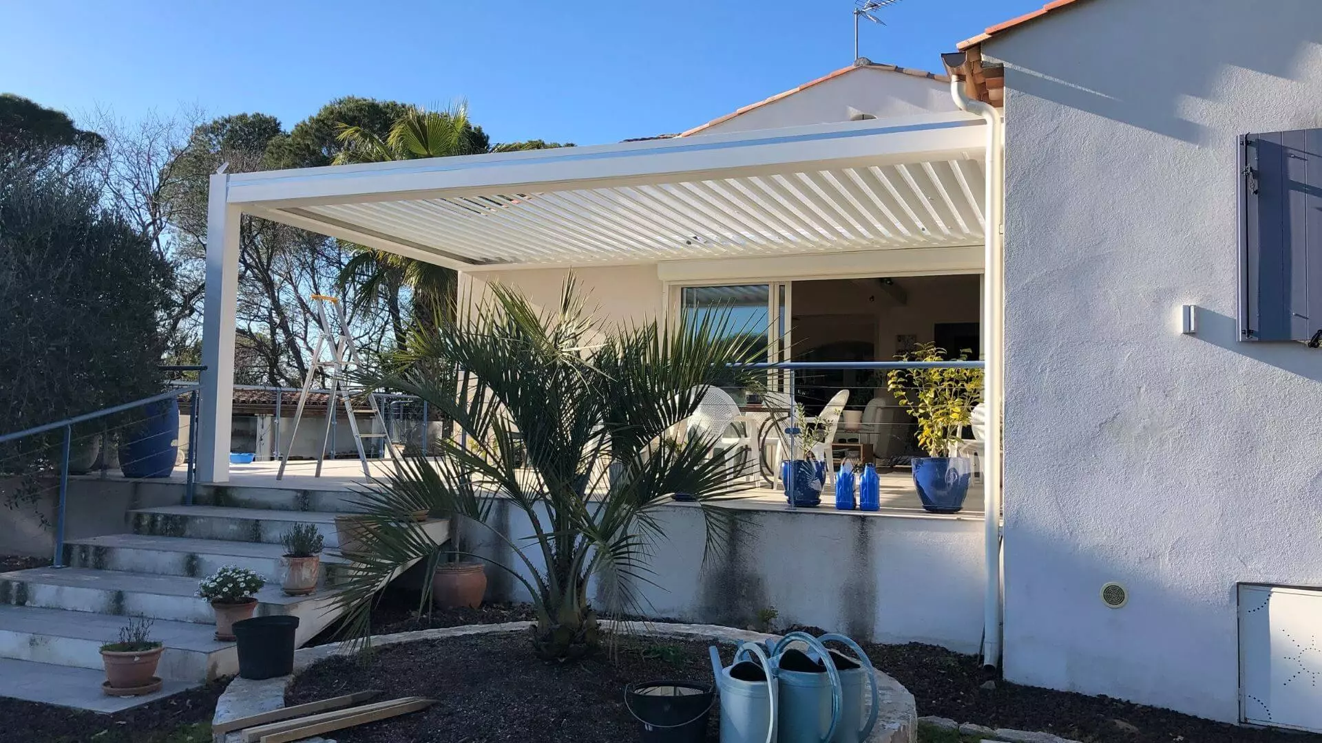 F2J Sur Mesure Saint-Cyr-sur-Mer Pergolas Bioclimatiques Fenêtres Alu PVC Baie vitrée volet roulant store portail porte de garage automatisme vitrerie Vérandas Serrurerie Dépannage
