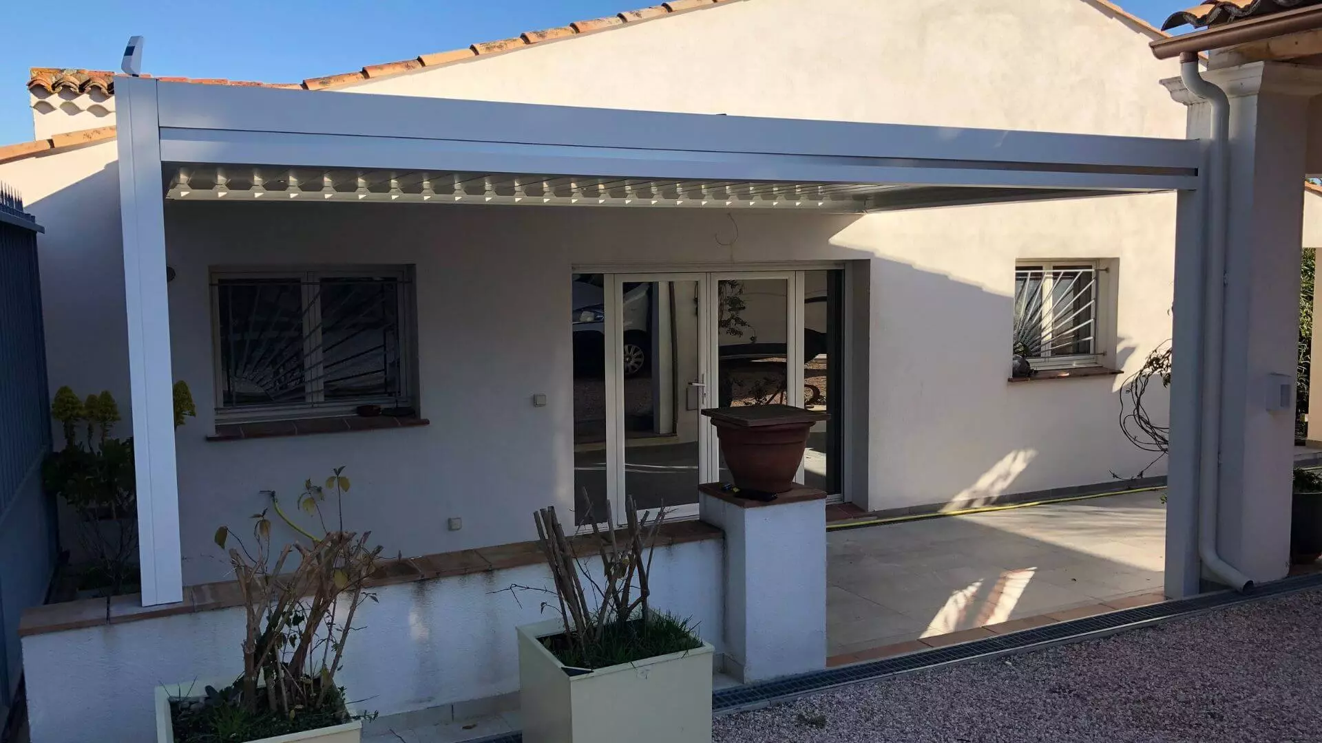 F2J Sur Mesure Saint-Cyr-sur-Mer Pergolas Bioclimatiques Fenêtres Alu PVC Baie vitrée volet roulant store portail porte de garage automatisme vitrerie Vérandas Serrurerie Dépannage